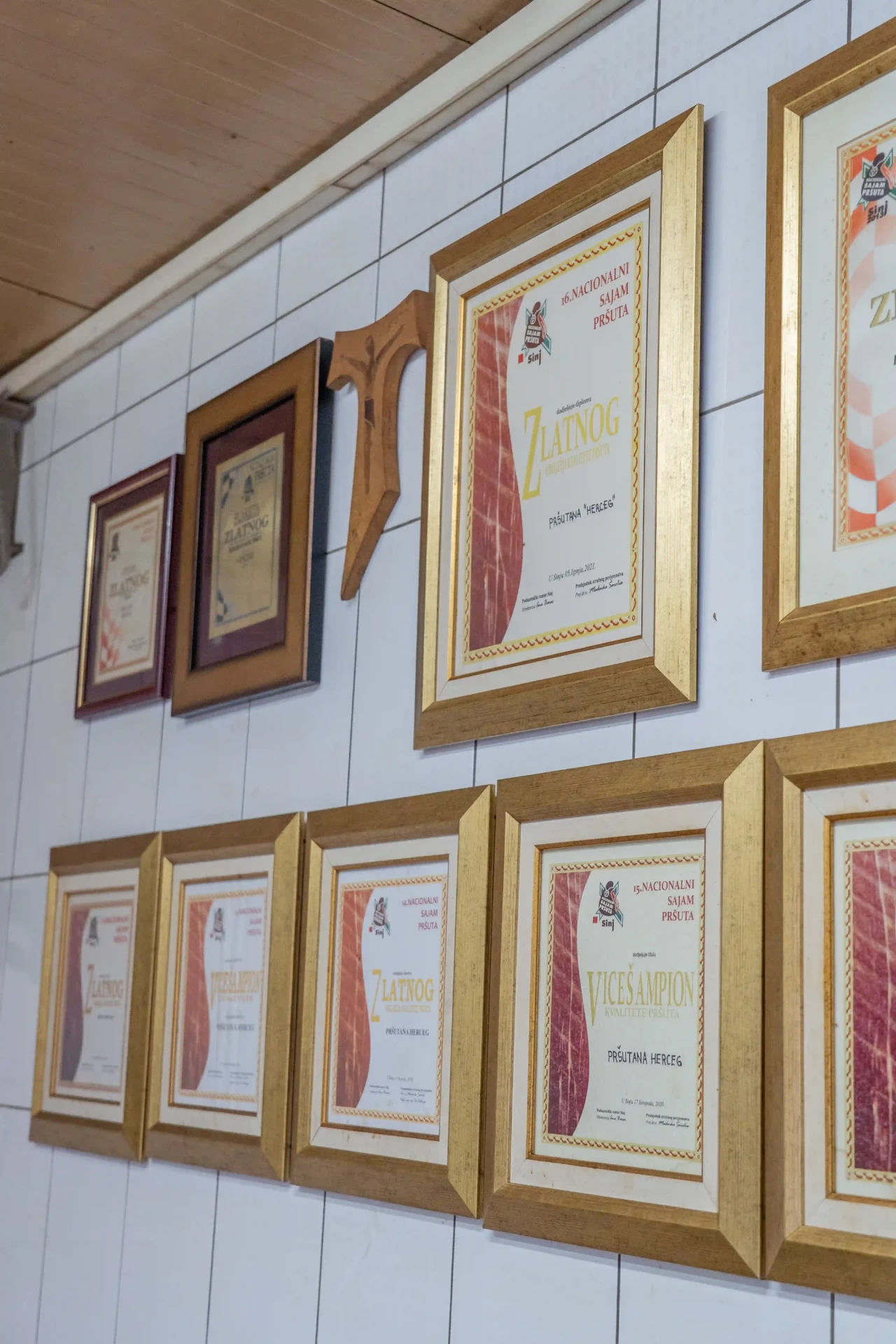 Zid s priznanjima i diplomama Pršutane Herceg