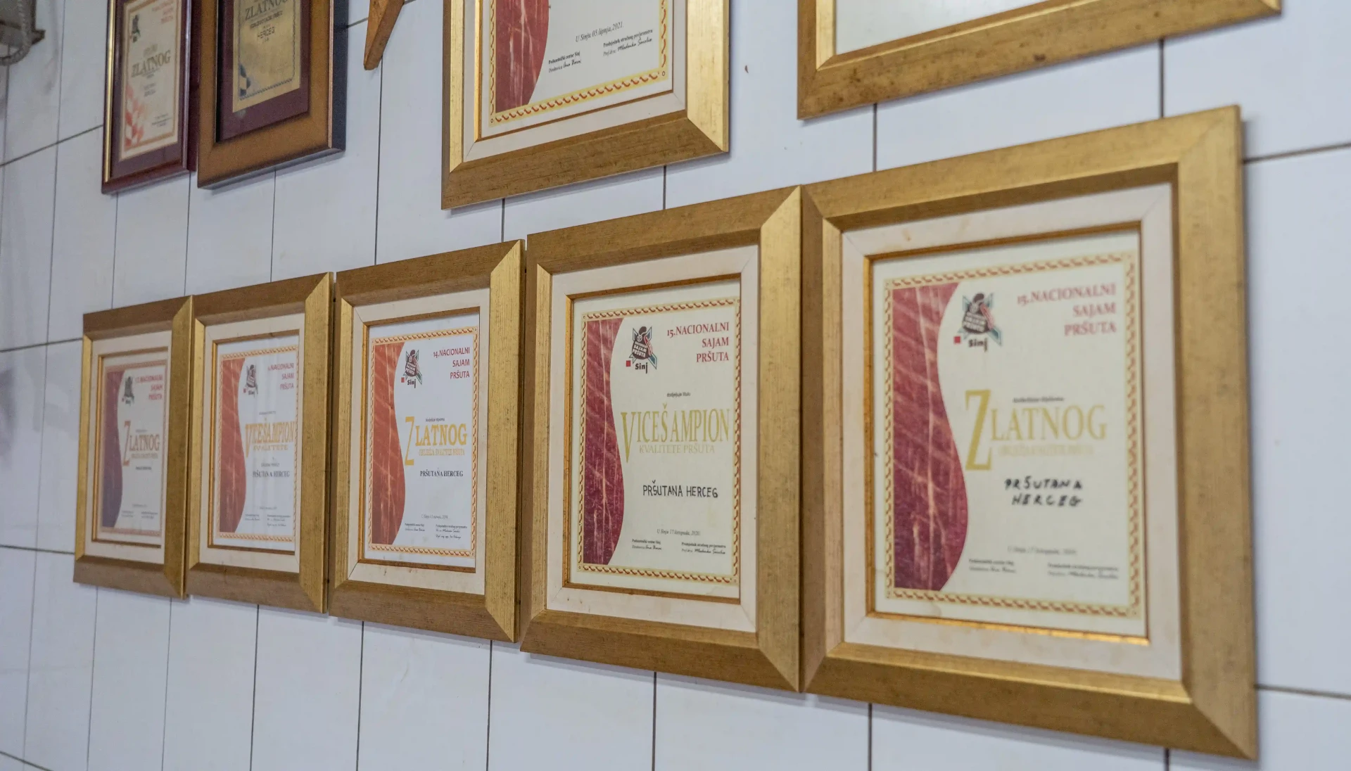Uokvirene diplome s nacionalnih sajmova pršuta