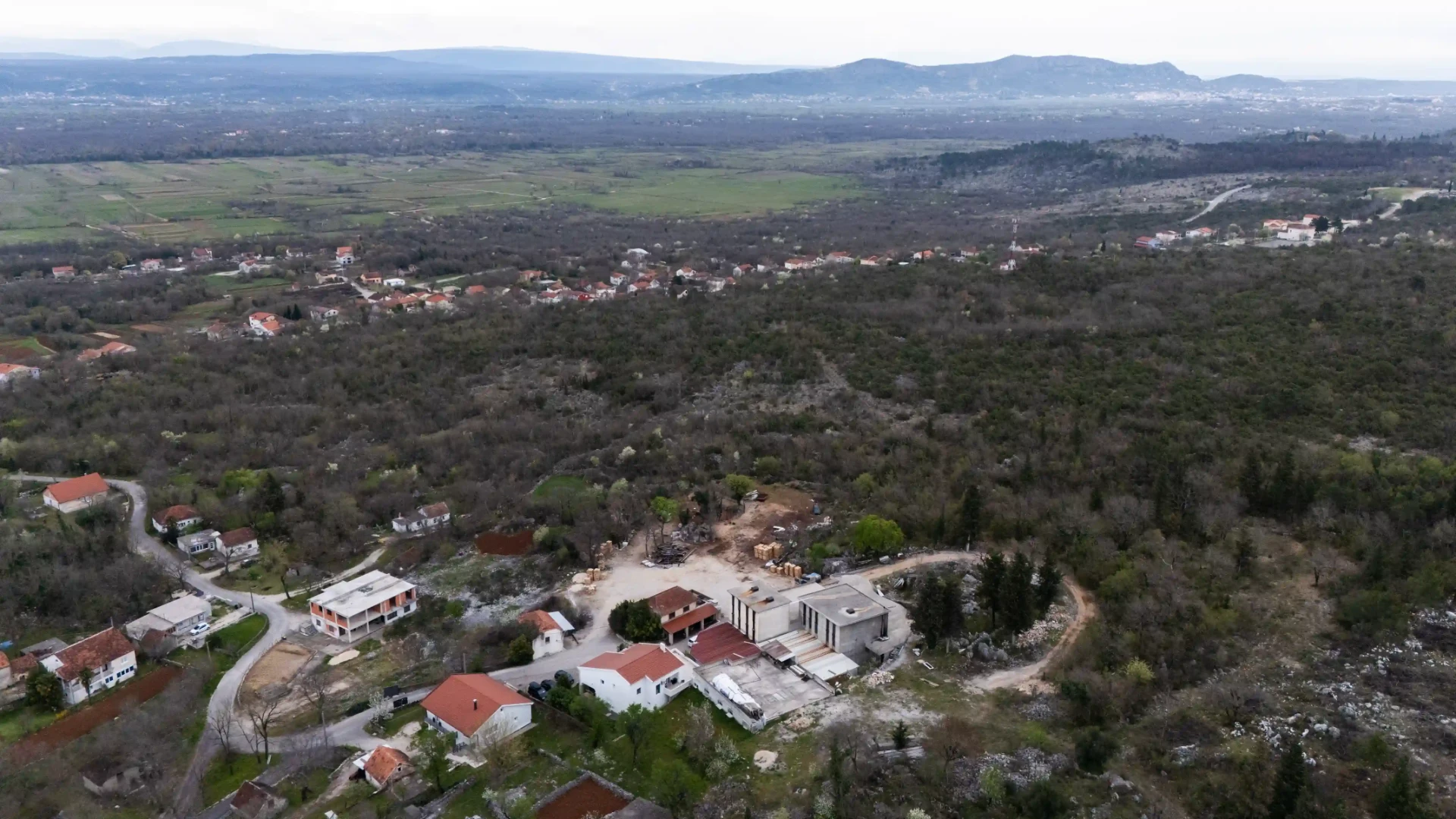 Pršutana Herceg u hercegovačkom krajoliku iz zraka